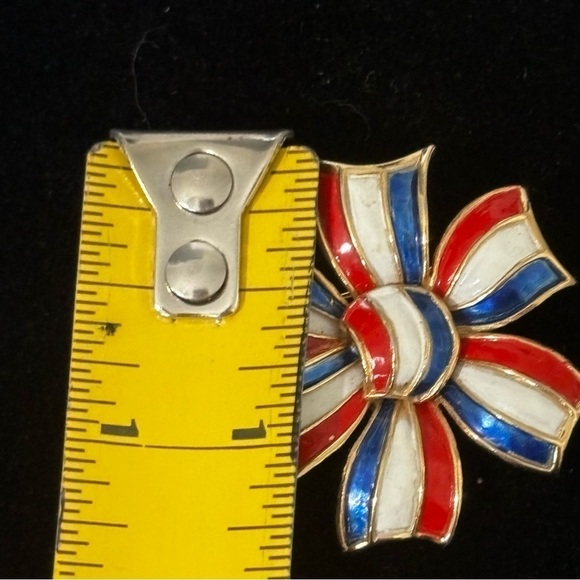 Vintage Crown Trifari patriotic enamel brooch - Picture 6 of 6